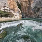 Rijeka koja izlazi iz stijene kod Mostara: Ronioci su stigli 72 metra duboko, a kraj vrela još nisu pronašli