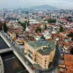 Tješi li se Sarajevo pričom o svom „šarmu“, dok se centar pretvara u buvljak: Grad u ponoć postaje prazan, urbane elite sve manje