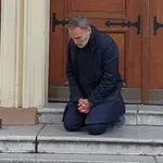 Policija "ispratila" direktora novosadske "Jovine" gimnazije: Tužilaštvo pokrenulo postupak protiv direktora Radivoja Stojkovića