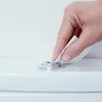 Omekšivač u vodokotliću zaista drži miris satima, ali uništava dvije gume koje drže cijeli sistem