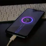 Mnogi pune mobitel na ovaj način svake noći: Stručnjaci kažu da to nije najbolja navika