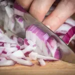 Odličan trik za rezanje luka, internet oduševljen: "Zašto tek sada ovo otkrivam"