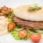 Urnebes salata - namaz koji najbolje ide uz jela s roštilja