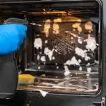 Zaboravite hemiju: Trik sa sirćetom i još jednim jeftinim sastojkom vraća rerni tvornički sjaj