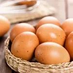 Dok kuhate jaja dodajte u vodu 1 sastojak — neće pucati i oljuštit će se iz jednog poteza