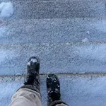 Nije sol: Led na stepenicama nestaje u trenu s jednim jeftinim kućnim sastojkom