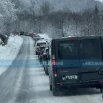 Haos na putu Bjelašnica-Sarajevo: Vozači satima zaglavljeni u snijegu