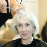 Idealna boja kose za žene starije od 50 godina, neke nijanse brišu 10 godina s lica