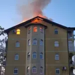 Gorjela stambena zgrada u Srpcu: Dva stana potpuno uništena, povrijeđena dvojica vatrogasaca FOTO
