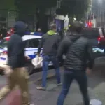 Incident u Beogradu: Grupa muškaraca gađala policijsku kolonu VIDEO