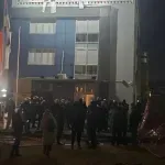 Haos ispred zgrade Informera: Sukobi građana i policije, topovski udari i suzavac VIDEO