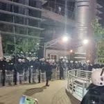 Građani se okupili i ispred TV Pink, jake policijske snage čuvaju zgradu VIDEO