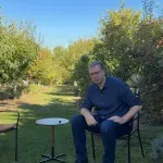 Vučić objavio "dijalog" sa fotografijom Srdanovića i kamenom za kupus pa se pravdao da pije Ferveks: "Stolicu ću nositi svuda sa sobom"