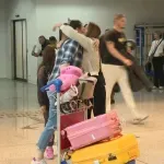 Druga grupa bh. državljana stigla u BiH iz Dubaija, na aerodromu ih dočekale porodice