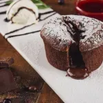 Eksplozija okusa: Lava cake sa čokoladom i kikiriki puterom – jednostavnije ne može