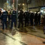 Kordon policije razdvaja dvije grupe ljudi na gradskom trgu u Aranđelovcu u Srbiji