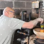 Fikret Kapetan iz Prusca mjenjačem od fiće pravi najveće i najljepše drvene zdjele u BiH