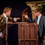 Kad Hamlet izmakne planu, a ego ispliva na sceni: Gostujuća komedija “Na tragu” na sceni Narodnog pozorišta Tuzla