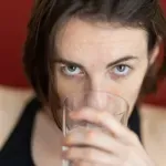 Šta se dešava ako popijemo čašu tople vode prije spavanja?