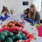 Spoj tradicije i dječije mašte: U Tuzli i Živinicama jaja se boje lukovinom, ali i u vrećicama s rižom