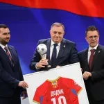 Dodik najavio izgradnju evropskog stadiona za FK Borac, Misimović mu se zahvalio za podršku pa uručio dres i pehar