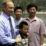 Putin zaobišao policiju i fotografisao se sa malim Kinezom, kojem je promijenio život: 25 godina kasnije ponovo su se sreli