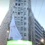 Skinut predizborni SNS-ov baner sa Palate Albanija u Beogradu: Alpinisti oslobodili gnijezda zaštićenih ptica