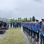 Uz počasnu paljbu i helikopterski pozdrav Boban Kusturić ispraćen na vječni počinak VIDEO