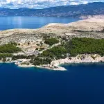 Na ovom ostrvu nalazi se napušteni grad koji krije jednu od najmračnijih priča bivše Jugoslavije