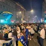 FOTO/ VIDEO Pjesma, zastave i suze radosnice: BiH slavi pobjedu Zmajeva, građani blokirali ulice