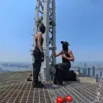 Par se bez zaštitne opreme popeo na vrh Empire State Buildinga: Razvili transparent, zaručili se pa uhapšeni