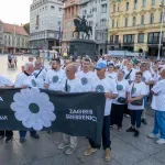 Zagreb: Mimohodom sjećanja i projekcijom "cvijeta Srebrenice" obilježena 31. godišnjica genocida