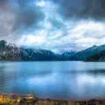 Na 2.189 metara visine, na granici dvije države, krije se najdublje kratersko jezero u zemlji duboko 384 metra