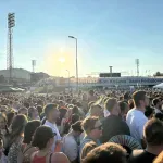 Svi putevi vode ka Koševu: Rijeka ljudi kreće se prema stadionu, euforija pred koncert Dine Merlina na vrhuncu