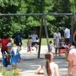 Spas od vrućina i bijeg u prirodu: Veliki broj posjetilaca danas na Vrelu Bosne, svaka generacija pronašla svoj kutak