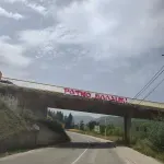 Sramotno: Na nadvožnjaku na putu Pale - Jahorina postavljen transprarent ratnog zločinca Ratka Mladića