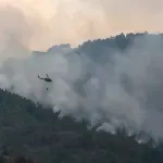 (VIDEO) Helikopter Oružanih snaga BiH i danas gasi požar u Drežnici kod Mostara