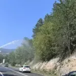 Požar izazvao odrone kod Konjica, kamenje padalo na M-17 i oštetilo vozila