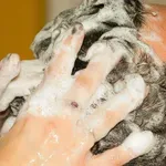 Frizerka otkriva koliko često treba prati kosu posle 50. godine: Ovo su greške koje pravimo