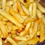 Godinama smo pržili pomfrit pogrešno — naučnici otkrili jednostavan trik koji smanjuje masnoću, a ukus ostaje isti