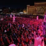 SDP na završnom predizbornom skupu u Sarajevu isticao rezultate i najavio nova obećanja: Plata 1.500, penzija 1.000 KM i novi tramvaji
