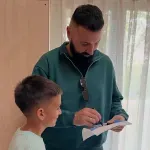 Jala Brat posjetio Roditeljsku kuću u Tuzli i obradovao djecu