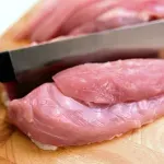 Piletinu pere većina ljudi, a stručnjaci kažu da ne treba: Bakterije završe na sudoperu, krpama i salati