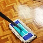 Zaboravite skupa sredstva: Ova mješavina vraća sjaj drvenim podovima