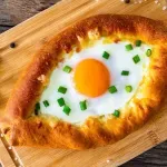 "Gruzijska pizza": Fino nadjeveno tijesto koje ćete lako napraviti i teško zaboraviti