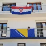 Fotografija iz BiH o kojoj svi pričaju: Na jednom balkonu zastava BiH, na drugom Hrvatske