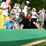 Alnes Alić u Potočarima ukopava oca kojeg nije upoznao: Od njega ima dvije uspomene, jednu fotografiju i ime