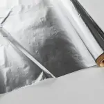Zašto sve više ljudi vješa aluminijsku foliju u baštu: Jeftin trik koji tjera ptice i insekte bez ijedne hemikalije