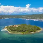 Otočić na Jadranu ima 4 stanovnika, kupanje je zabranjeno ali vrijedi ga posjetiti