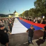 Skandalozno: Veliki broj ljudi u Banjoj Luci odao počast presuđenom ratnom zločincu Ratku Mladiću